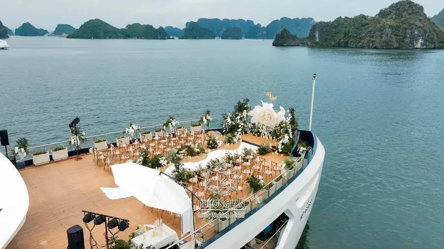 Tiệc cưới trên du thuyền Vịnh Hạ Long