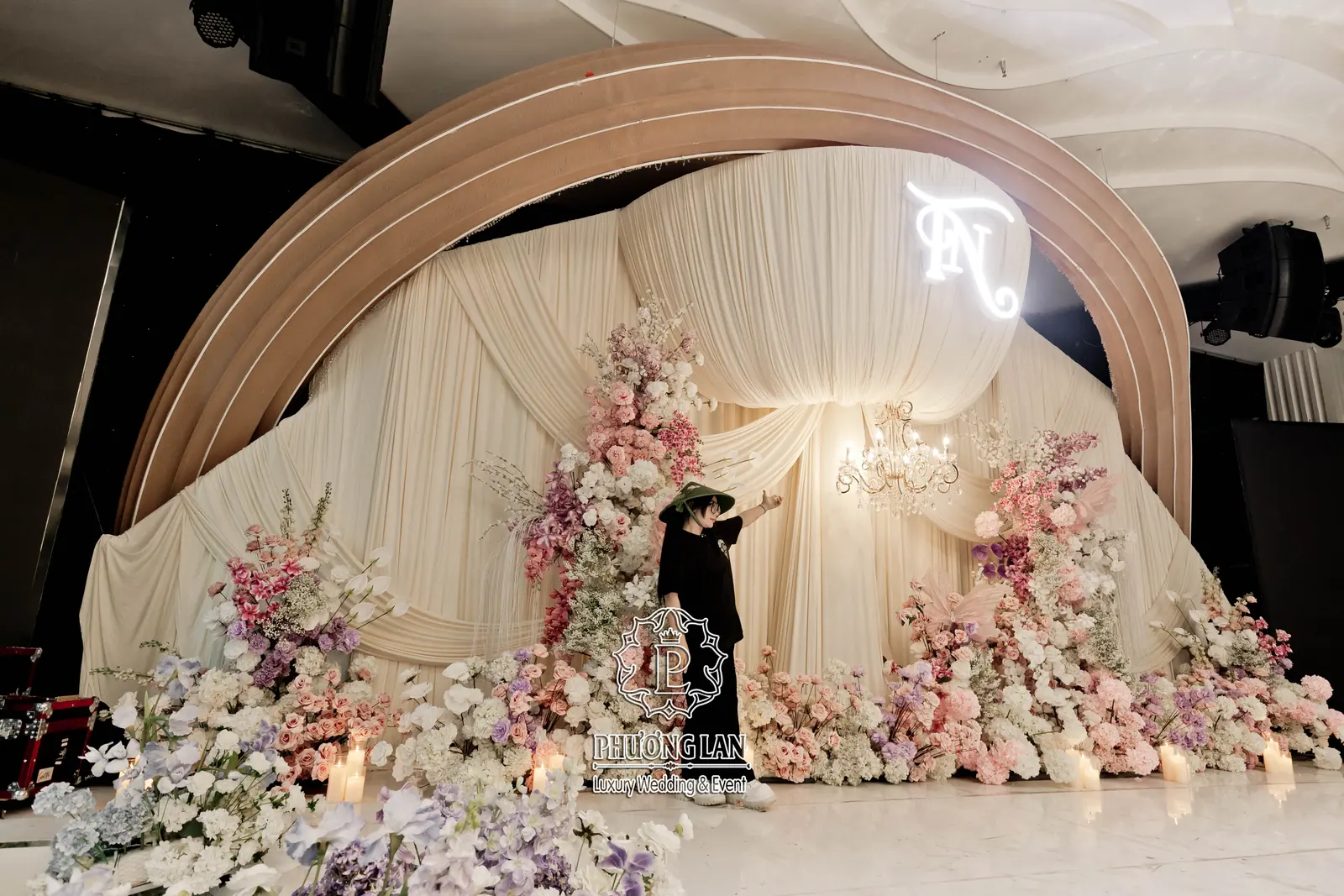 Trang trí tiệc cưới tại nhà hàng