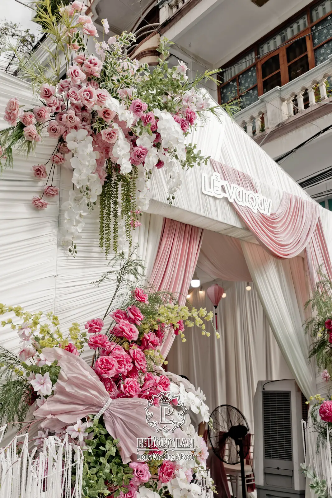 Rạp cưới tư gia nhà bạt trắng hồng do Phương Lan dựng