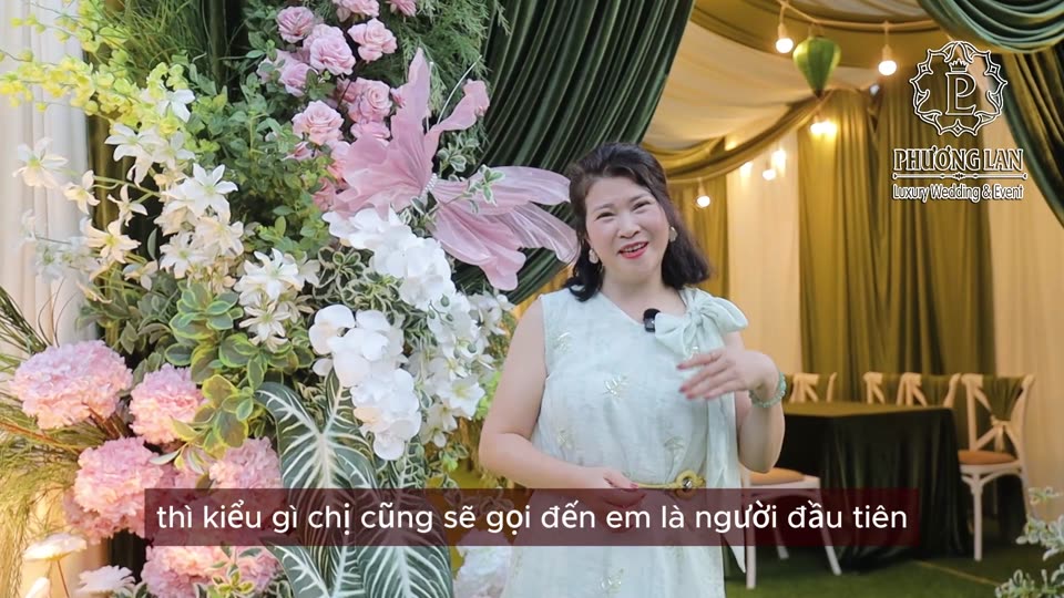 Chị Hương chia sẻ cảm nhận tại rạp lễ thành hôn tông xanh rêu